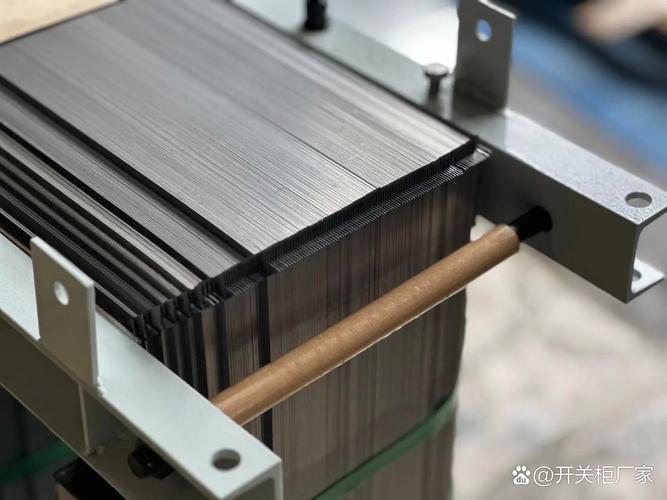 变压器的铁芯为什么要接地?接地时应注意些什么?